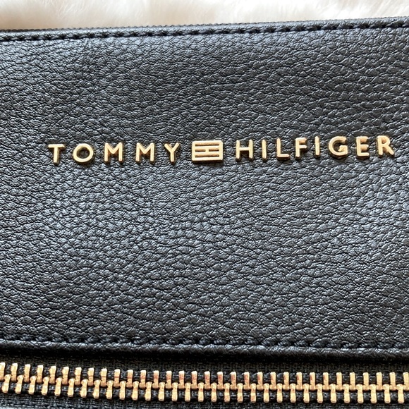 Tommy Hilfiger crossbody. - Picture 2 of 14